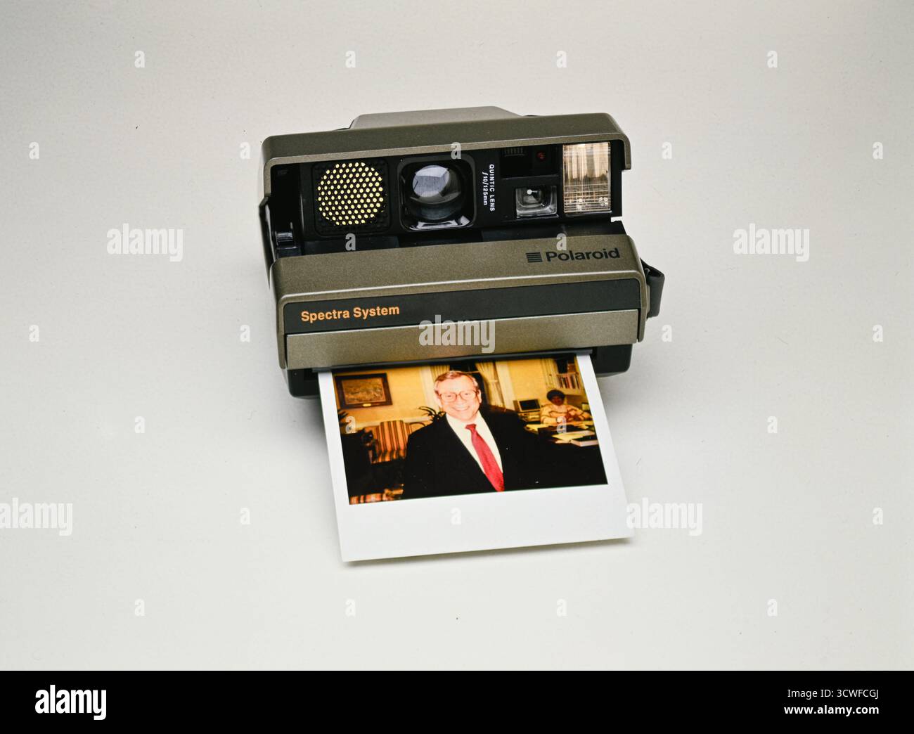 Caméra Polaroid Spectra System avec photo instantanée sortant de l'avant Banque D'Images