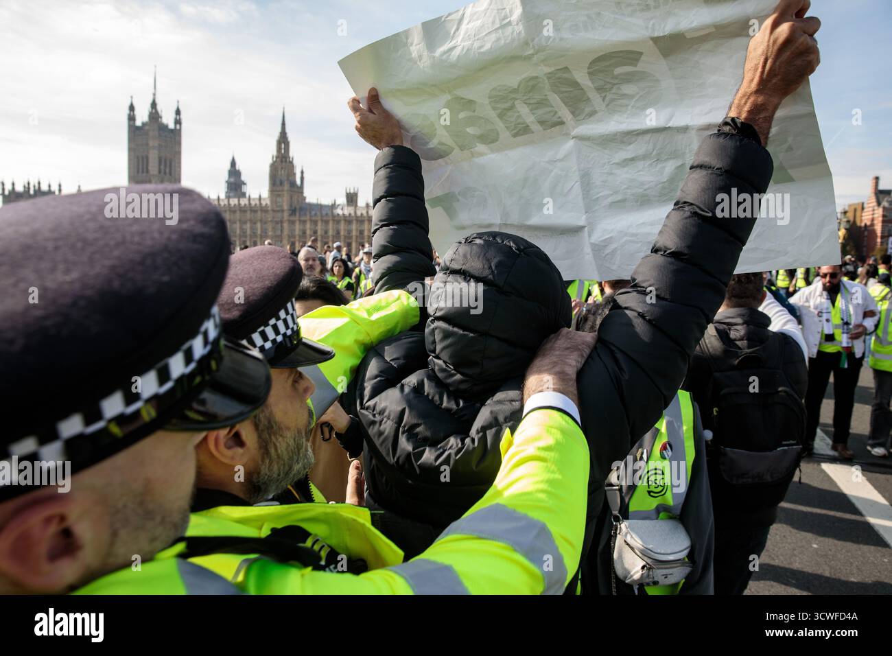 Londres, Royaume-Uni. 11 octobre 2025. Des policiers métropolitains arrêtent le militant pro-israélien Niyak Ghorbani sur le pont de Westminster alors que des centaines de milliers de militants pro-palestiniens participent à la 32e Marche nationale pour la Palestine depuis octobre 2023. La marche a été organisée par une coalition de groupes pro-palestiniens, dont la Palestine Solidarity Campaign (PSC). Un cessez-le-feu est en place depuis 24 heures entre Israël et le Hamas dans le cadre d’un accord de paix négocié par les États-Unis. Crédit : Mark Kerrison/Alamy Live News Banque D'Images