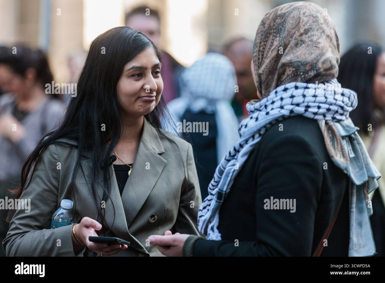 Londres, Royaume-Uni. 11 octobre 2025. Zarah Sultana, député indépendant de Coventry Sud, est photographié lors de la 32ème Marche nationale pour la Palestine depuis octobre 2023. La marche a été organisée par une coalition de groupes pro-palestiniens, dont la Palestine Solidarity Campaign (PSC). Un cessez-le-feu est en place depuis 24 heures entre Israël et le Hamas dans le cadre d’un accord de paix négocié par les États-Unis. Crédit : Mark Kerrison/Alamy Live News Banque D'Images