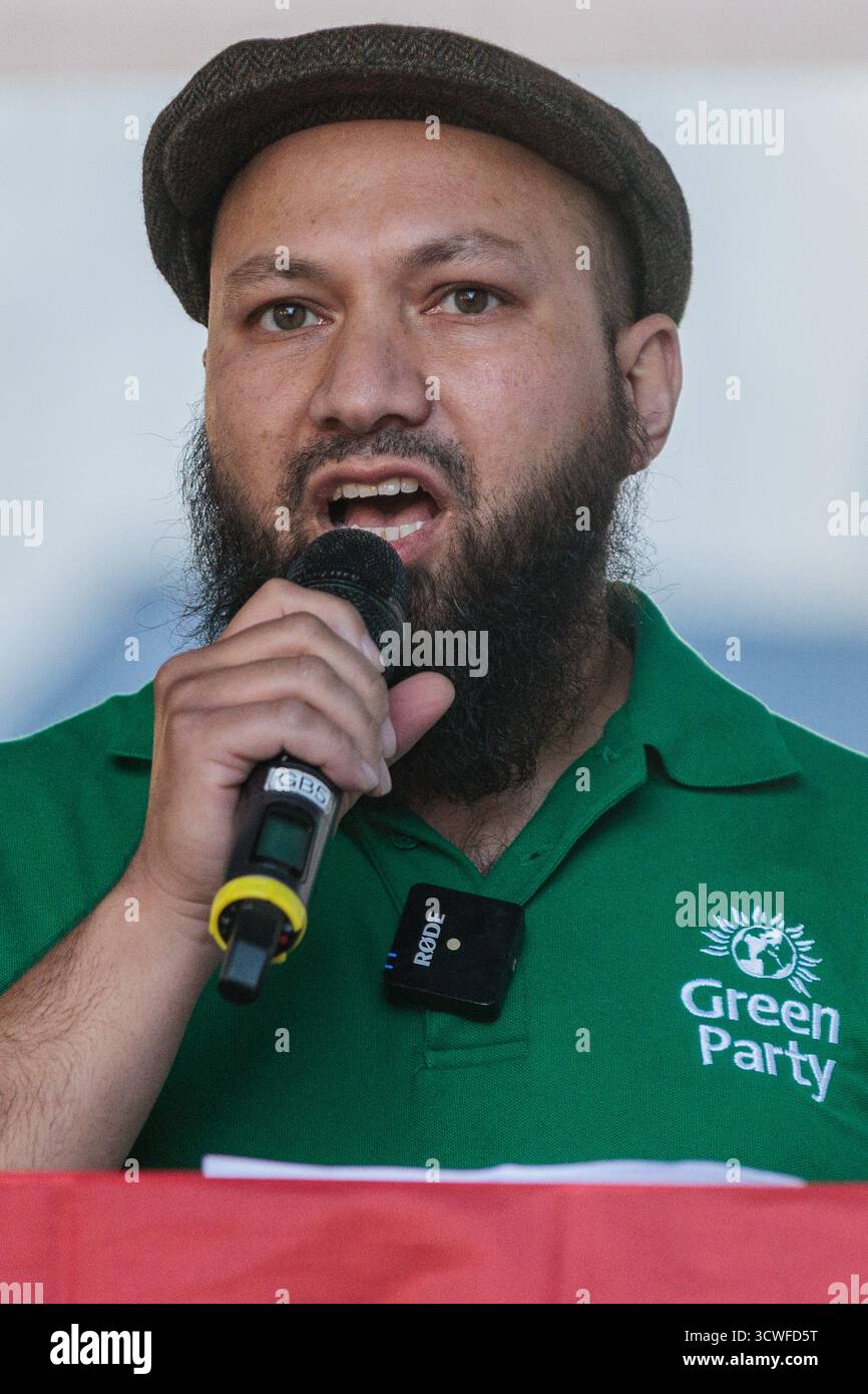 Londres, Royaume-Uni. 11 octobre 2025. Mothin Ali, co-leader adjoint du Parti vert, s’adresse à des centaines de milliers de militants pro-palestiniens qui participent à la 32e Marche nationale pour la Palestine depuis octobre 2023. La marche a été organisée par une coalition de groupes pro-palestiniens, dont la Palestine Solidarity Campaign (PSC). Un cessez-le-feu est en place depuis 24 heures entre Israël et le Hamas dans le cadre d’un accord de paix négocié par les États-Unis. Crédit : Mark Kerrison/Alamy Live News Banque D'Images