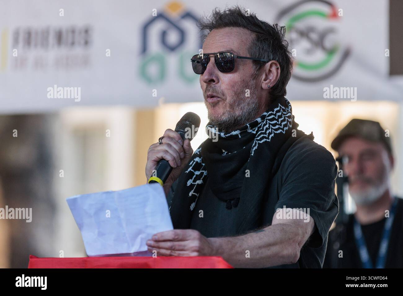 Londres, Royaume-Uni. 11 octobre 2025. Le musicien Robert Del Naja de massive Attack s’adresse à des centaines de milliers de militants pro-palestiniens qui participent à la 32e Marche nationale pour la Palestine depuis octobre 2023. La marche a été organisée par une coalition de groupes pro-palestiniens, dont la Palestine Solidarity Campaign (PSC). Un cessez-le-feu est en place depuis 24 heures entre Israël et le Hamas dans le cadre d’un accord de paix négocié par les États-Unis. Crédit : Mark Kerrison/Alamy Live News Banque D'Images