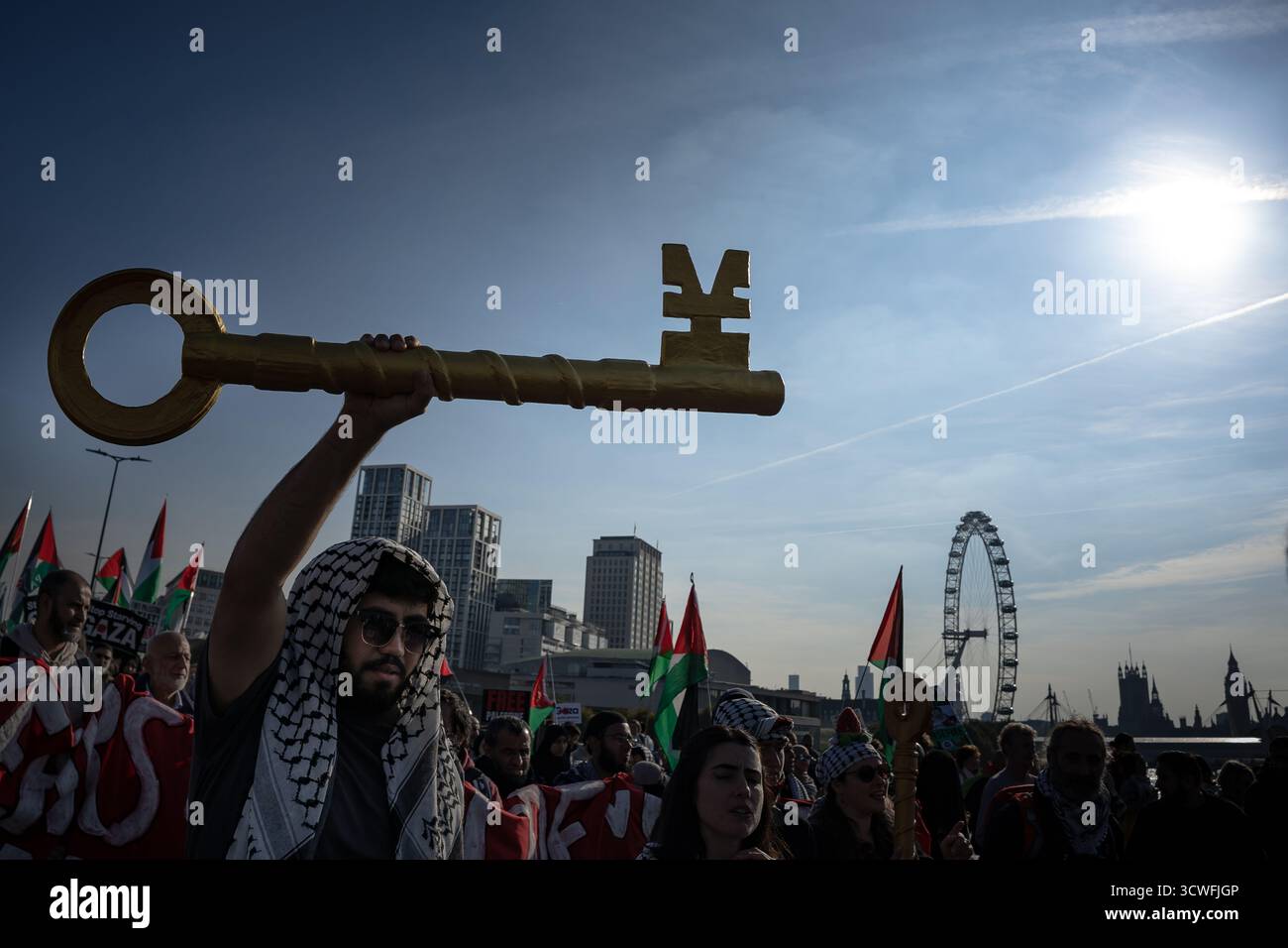 Londres, Royaume-Uni. 11 octobre 2025. Des milliers de manifestants pro-palestiniens célèbrent les deux ans du début de la guerre de Gaza - la police de Londres prenant des mesures pour arrêter les affrontements avec une manifestation pro-israélienne « Stop the Hate ». Elle survient un jour après le début d’un cessez-le-feu à Gaza et alors que les gens commençaient à retourner dans les décombres de leurs maisons et communautés dévastées. Les organisateurs de la 32e manifestation nationale, qui a débuté en 2023, insistent sur le fait qu'ils ne s'arrêteront pas malgré le récent cessez-le-feu. Crédit : Guy Corbishley/Alamy Live News Banque D'Images