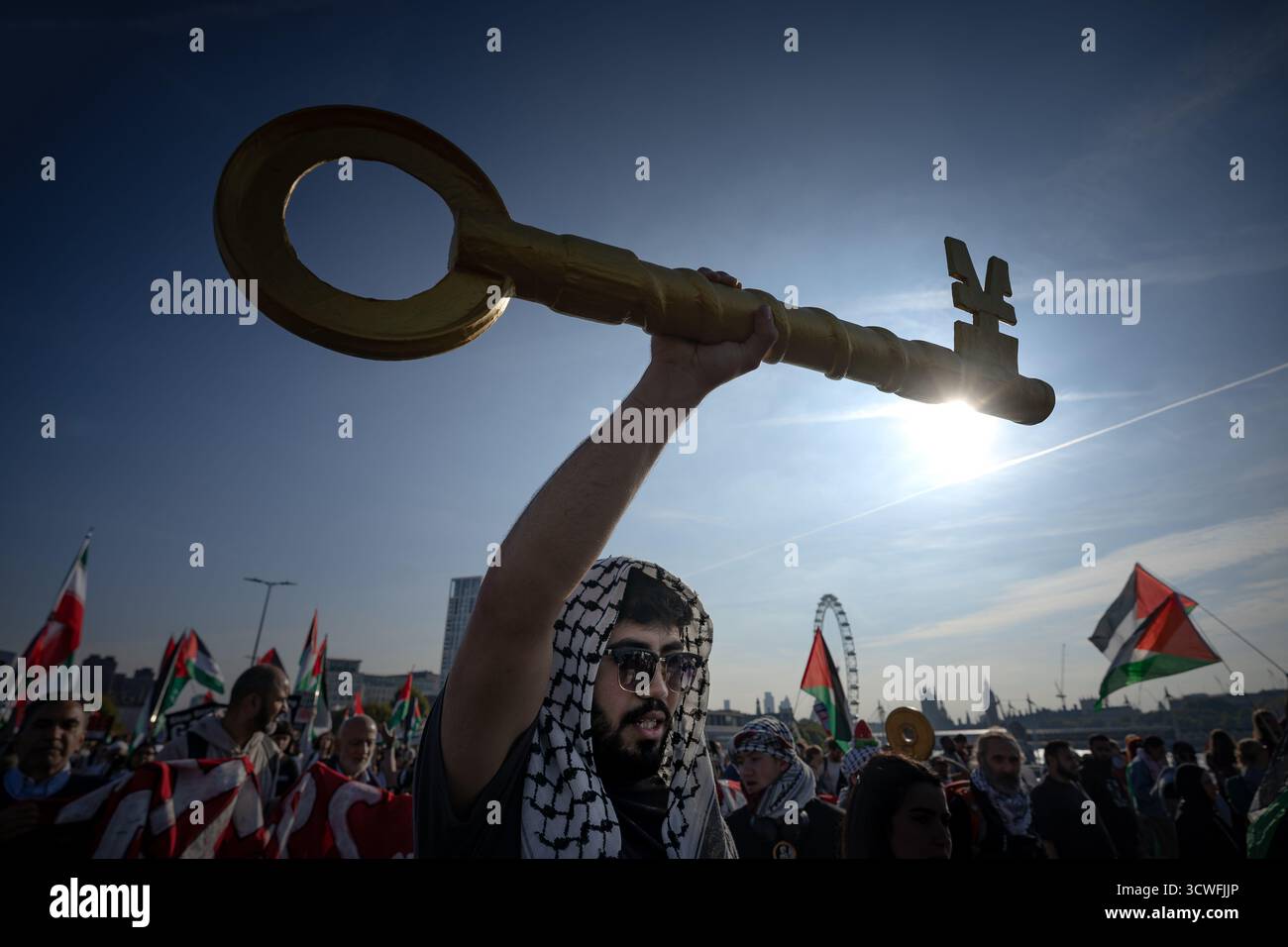 Londres, Royaume-Uni. 11 octobre 2025. Des milliers de manifestants pro-palestiniens célèbrent les deux ans du début de la guerre de Gaza - la police de Londres prenant des mesures pour arrêter les affrontements avec une manifestation pro-israélienne « Stop the Hate ». Elle survient un jour après le début d’un cessez-le-feu à Gaza et alors que les gens commençaient à retourner dans les décombres de leurs maisons et communautés dévastées. Les organisateurs de la 32e manifestation nationale, qui a débuté en 2023, insistent sur le fait qu'ils ne s'arrêteront pas malgré le récent cessez-le-feu. Crédit : Guy Corbishley/Alamy Live News Banque D'Images
