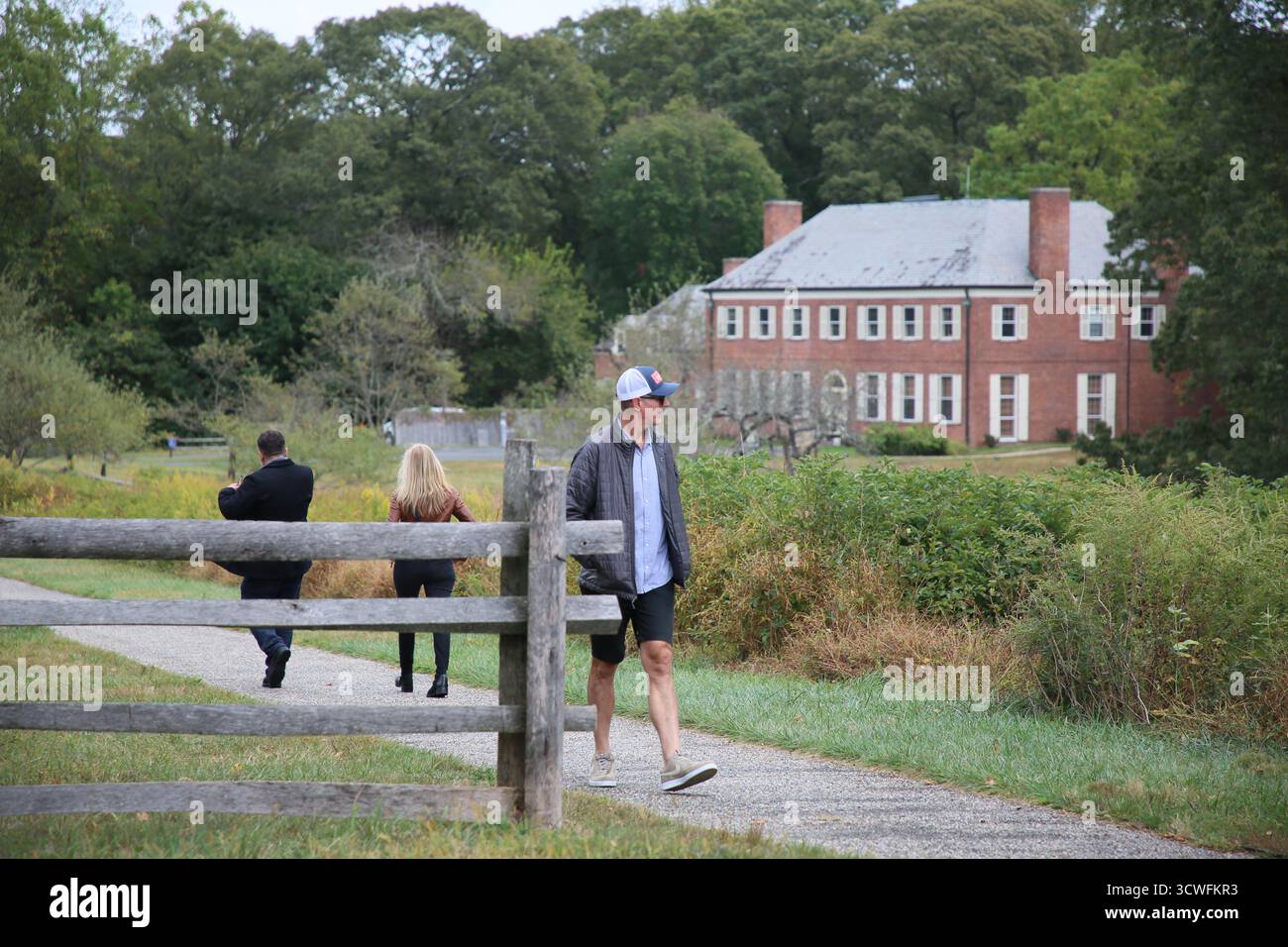 New York, États-Unis. 11 octobre 2025. Les gens marchent au site historique national de Sagamore Hill à New York, aux États-Unis, 11 octobre 2025. Le gouvernement fédéral américain a entamé un arrêt sur Oct. 1, marquant le premier arrêt en près de sept ans. Crédit : Zhang Fengguo/Xinhua/Alamy Live News Banque D'Images
