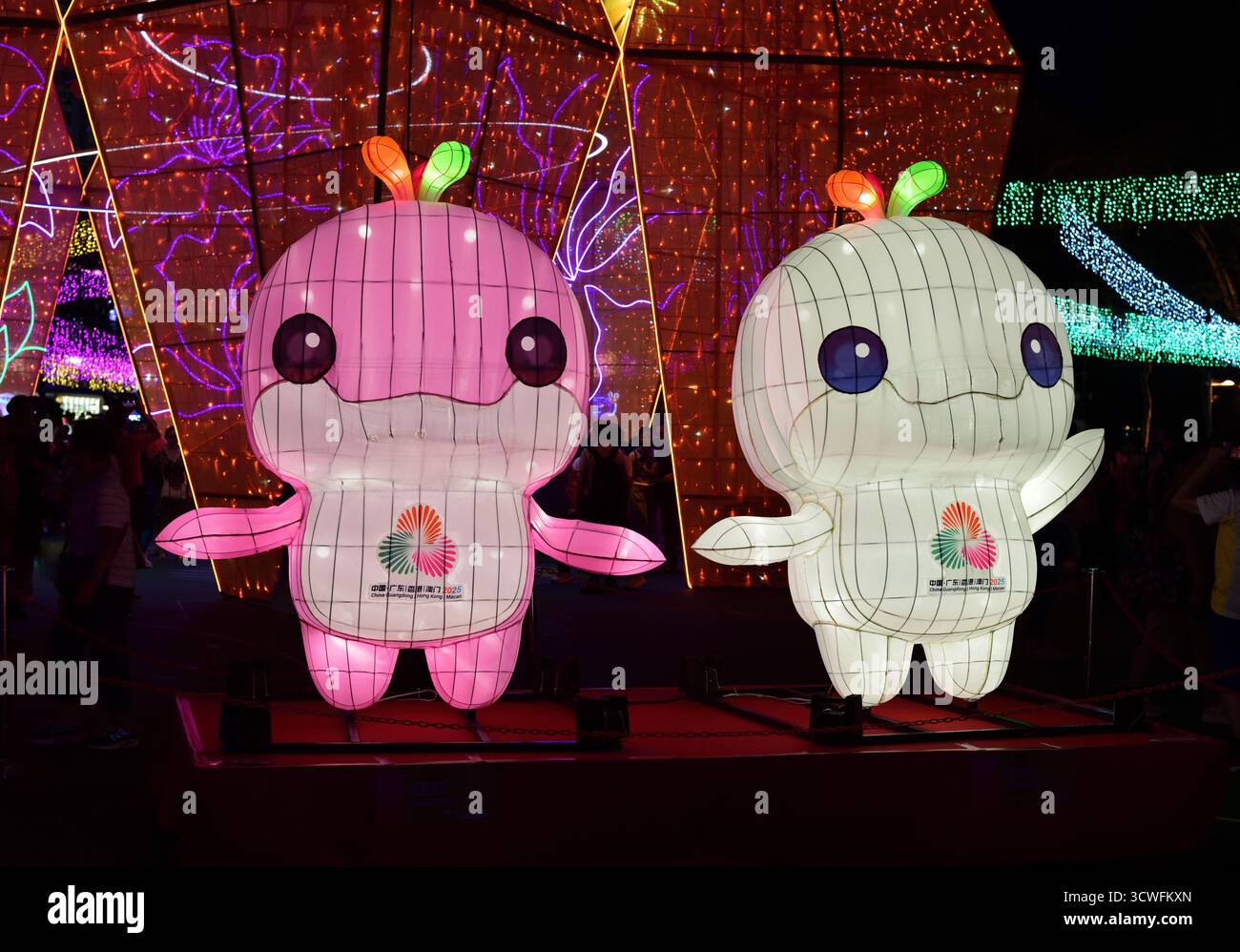 Pink Lerongrong et White Xiyangyang, mascottes des 15es Jeux nationaux de la République populaire de Chine, se sont illuminés dans Victoria Park, Hong Kong Banque D'Images