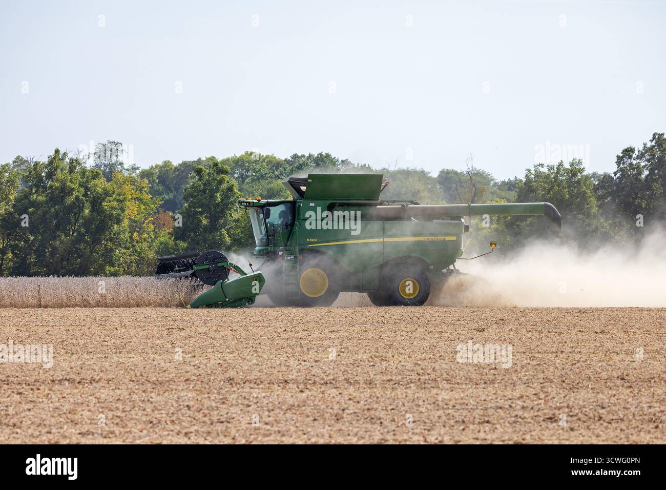 Récolte du soja près de Sperry, Iowa par un après-midi chaud et sec d'automne. Banque D'Images