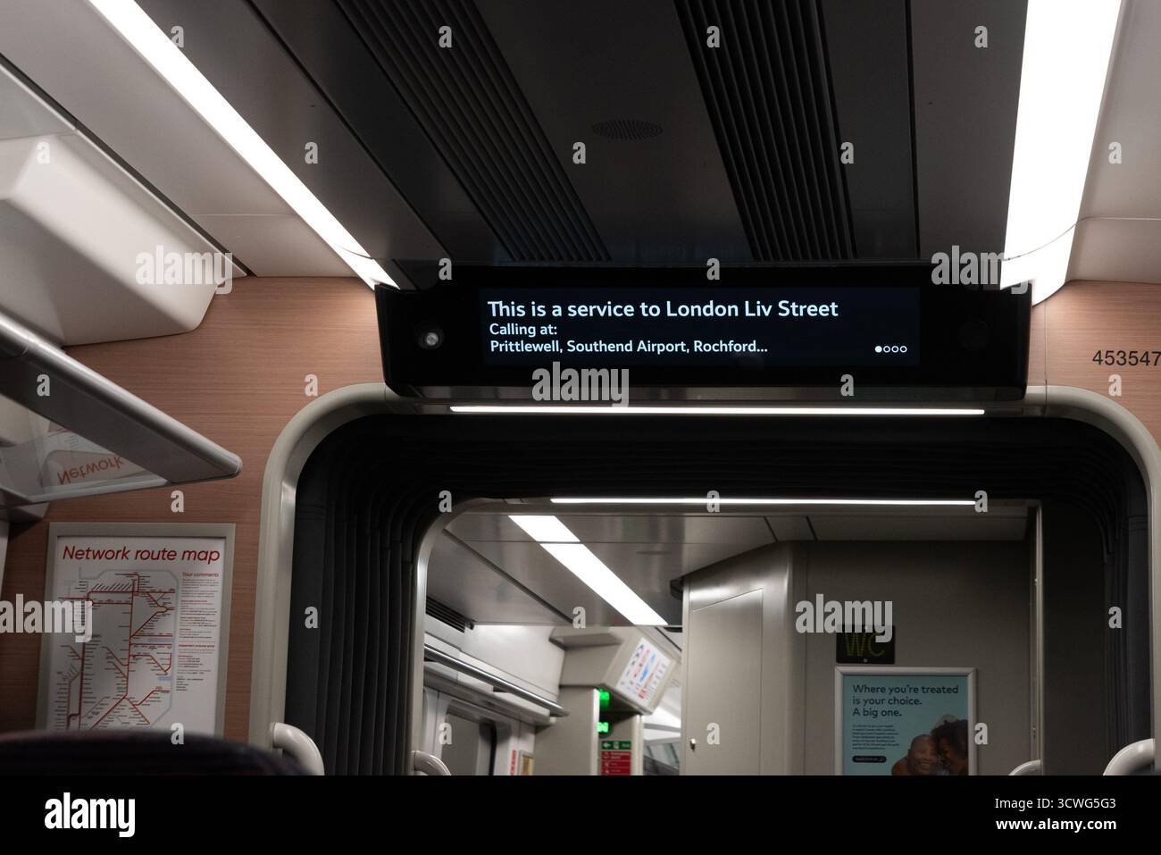 Southend on Sea, Essex, Royaume-Uni. 12 octobre 2025. Le départ à 06h15 de Southend Victoria en direction de Londres est le premier train exploité sous la propriété publique du réseau Greater Anglia sur cette ligne. Greater Anglia finira par faire partie des Great British Railways, que le gouvernement prévoit de mettre en place dans les années à venir. L’autre opérateur ferroviaire local C2C a été nationalisé en juillet et sera intégré au réseau du Grand Anglia dans Network Rail Anglia. Le train partit à l'heure. Banque D'Images