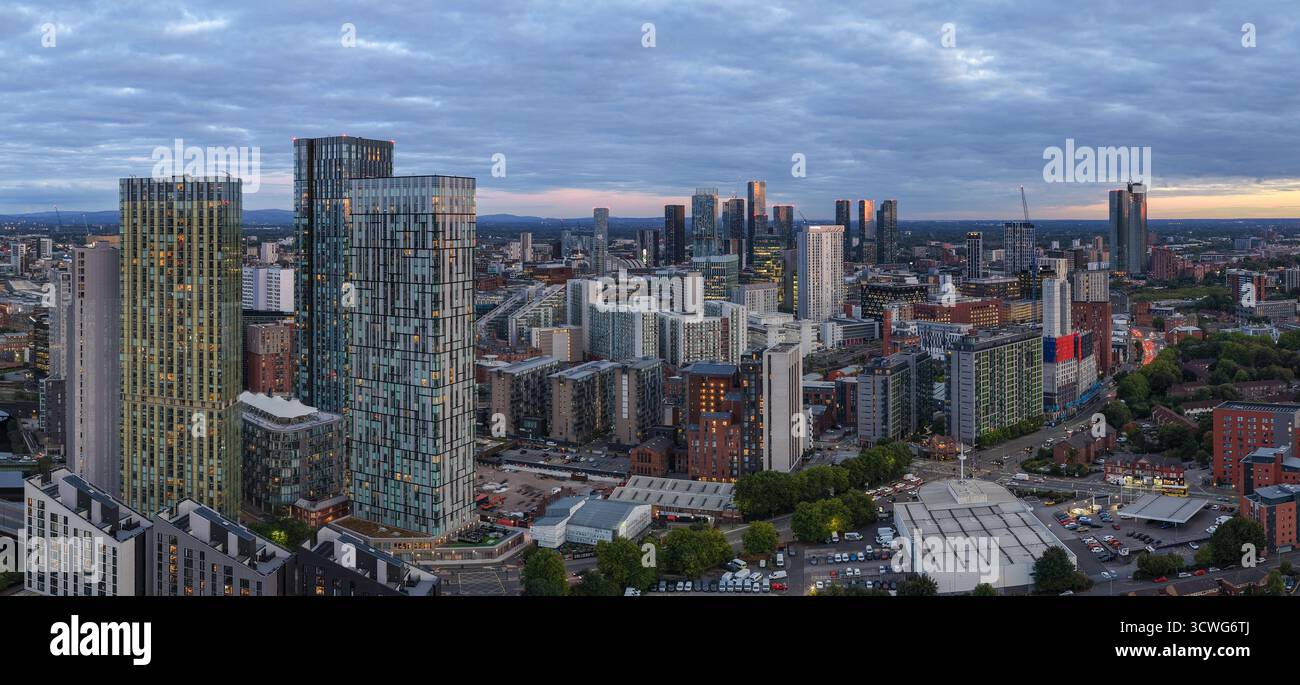 Vue aérienne de Greengate à Salford et Manchester au crépuscule avec Trinity Way et River Irwell divisant les deux villes. Banque D'Images