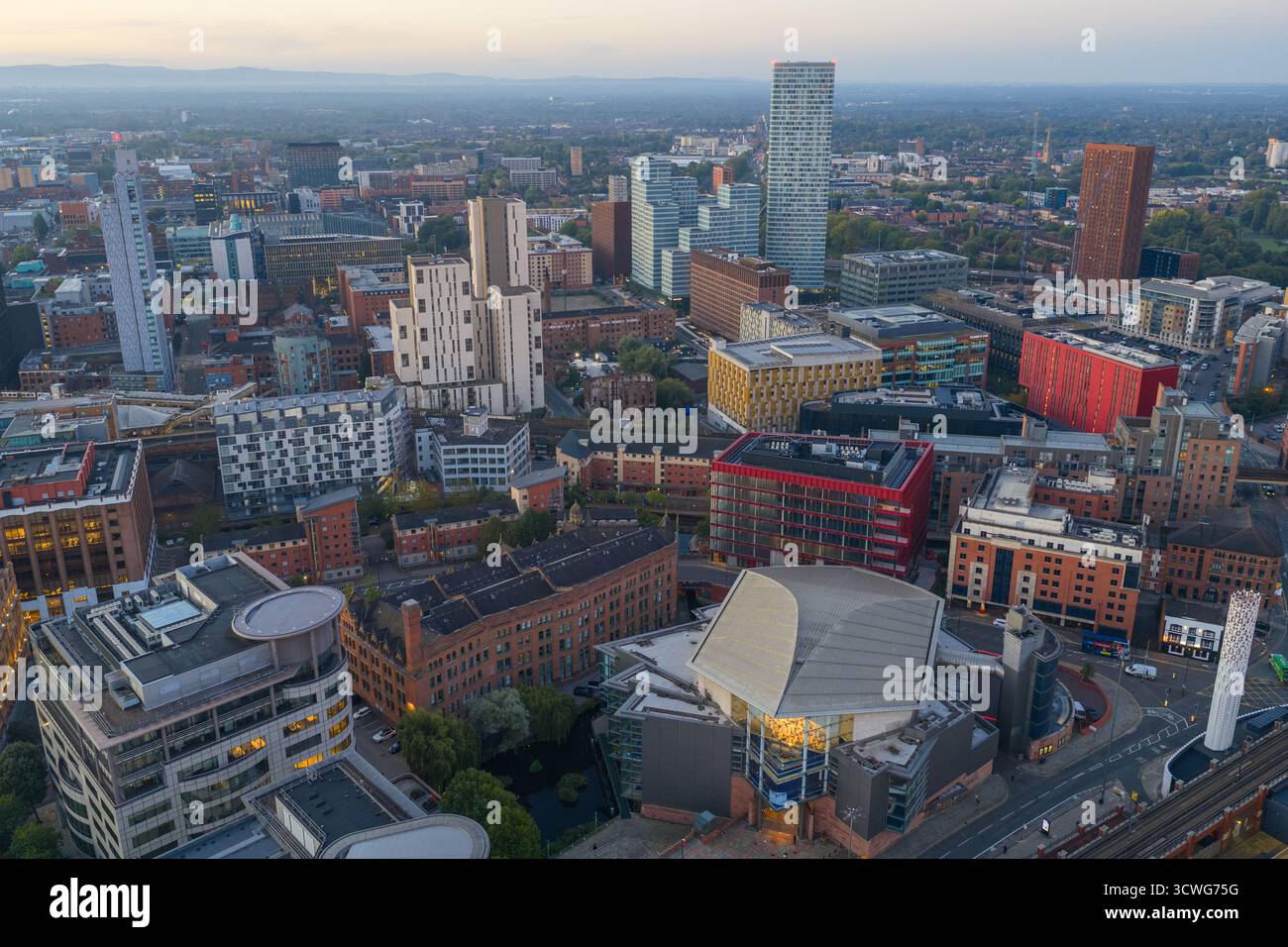Vue aérienne du paysage urbain de Manchester avec ses gratte-ciel modernes et ses bâtiments rouges Banque D'Images