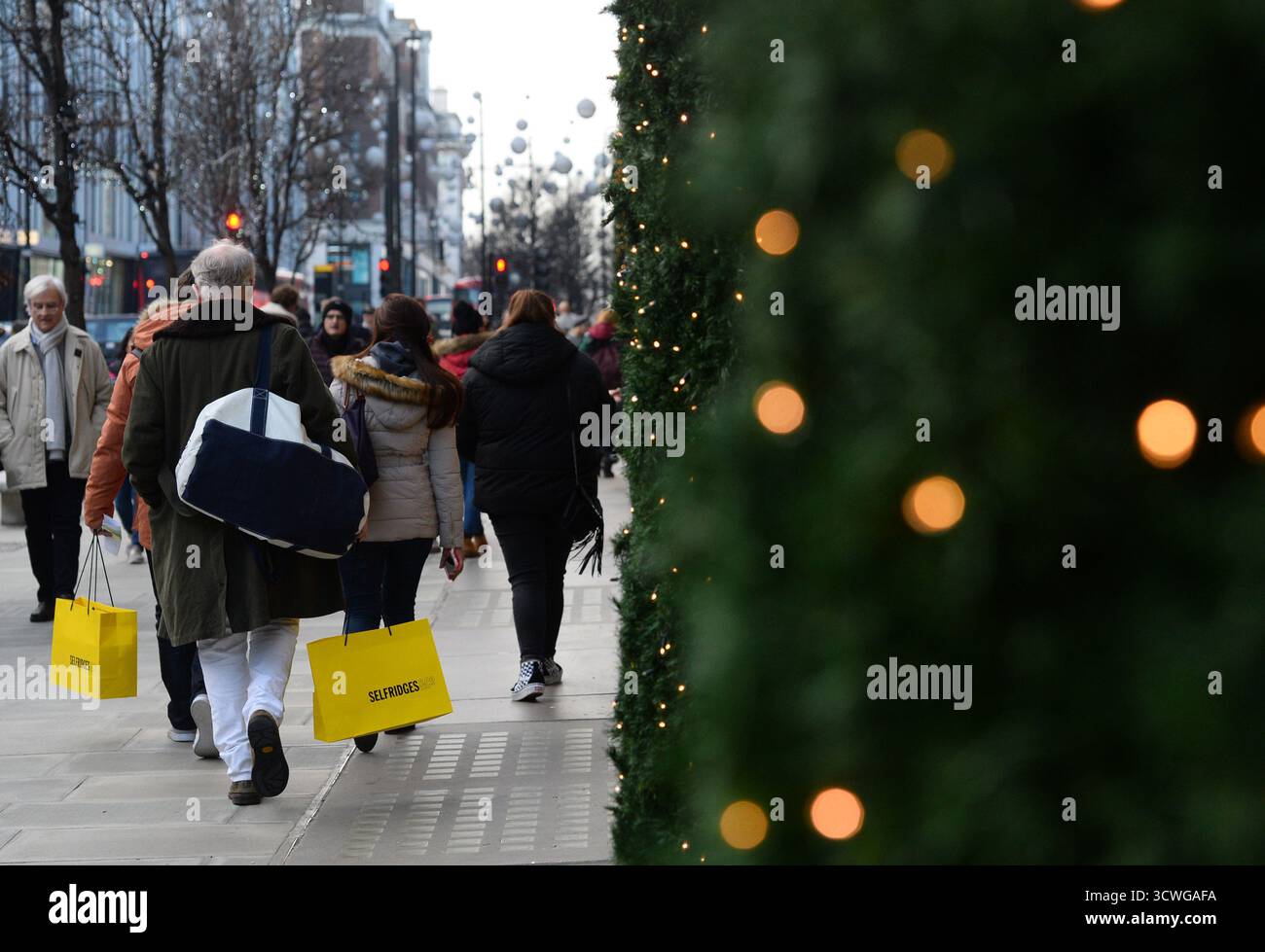 EMBARGO SUR 0001 LUNDI 13 OCTOBRE photo de dossier datée du 24/12/18 de personnes faisant du shopping de dernière minute à Oxford Street, Londres. Les acheteurs de Noël qui commencent tôt pensent généralement économiser 120 £ en effectuant leurs achats avant la mi-décembre, indique une enquête. Date d'émission : lundi 13 octobre 2025. Banque D'Images