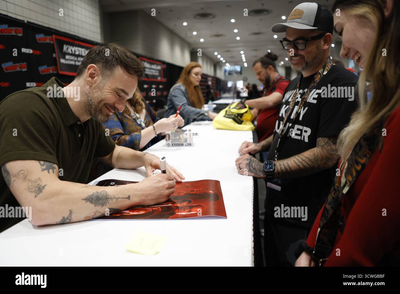 New York, États-Unis. 11 octobre 2025. Charlie Thomas Cox, un acteur anglais surtout connu pour son interprétation de Matt Murdock, signe des autographes et se mêle avec des fans à la New York Comic Con 2025 à New York, États-Unis, le 11 octobre 2025. Le Jacob K. Javits Convention Center, au cœur du West Side de Manhattan, devient l'épicentre de la culture pop avec New York Comic Con 2025. (Photo de Deccio Serrano/NurPhoto) crédit : NurPhoto SRL/Alamy Live News Banque D'Images