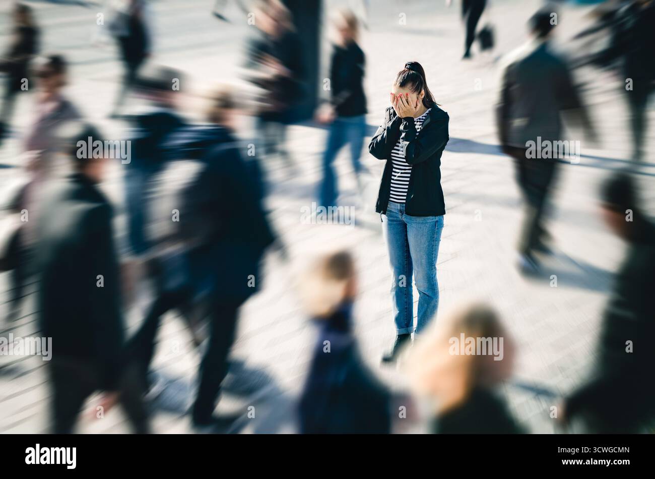 Stress, anxiété, peur ou crise de panique en public. Femme déprimée avec trouble de santé mentale ou schizophrénie. Phobie de la foule des gens. Banque D'Images