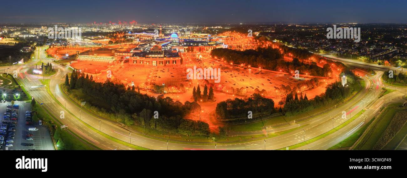 Vue aérienne du Trafford Centre et des routes environnantes avec Manchester skyline au crépuscule. Banque D'Images