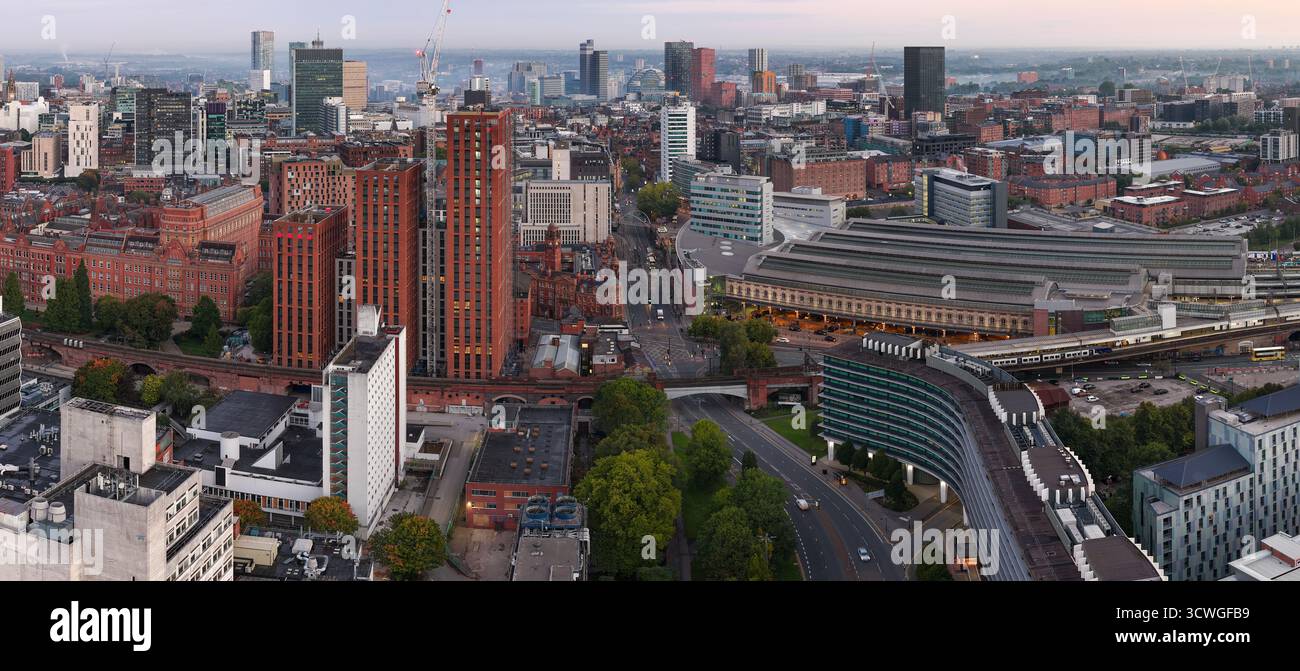 Vue panoramique sur le centre-ville de Manchester à l'aube avec la gare Piccadilly et les gratte-ciel. Banque D'Images