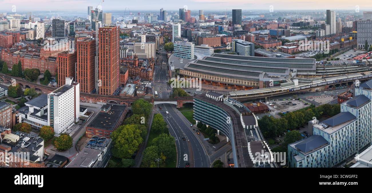 Vue panoramique sur le centre-ville de Manchester à l'aube avec la gare Piccadilly et les gratte-ciel. Banque D'Images