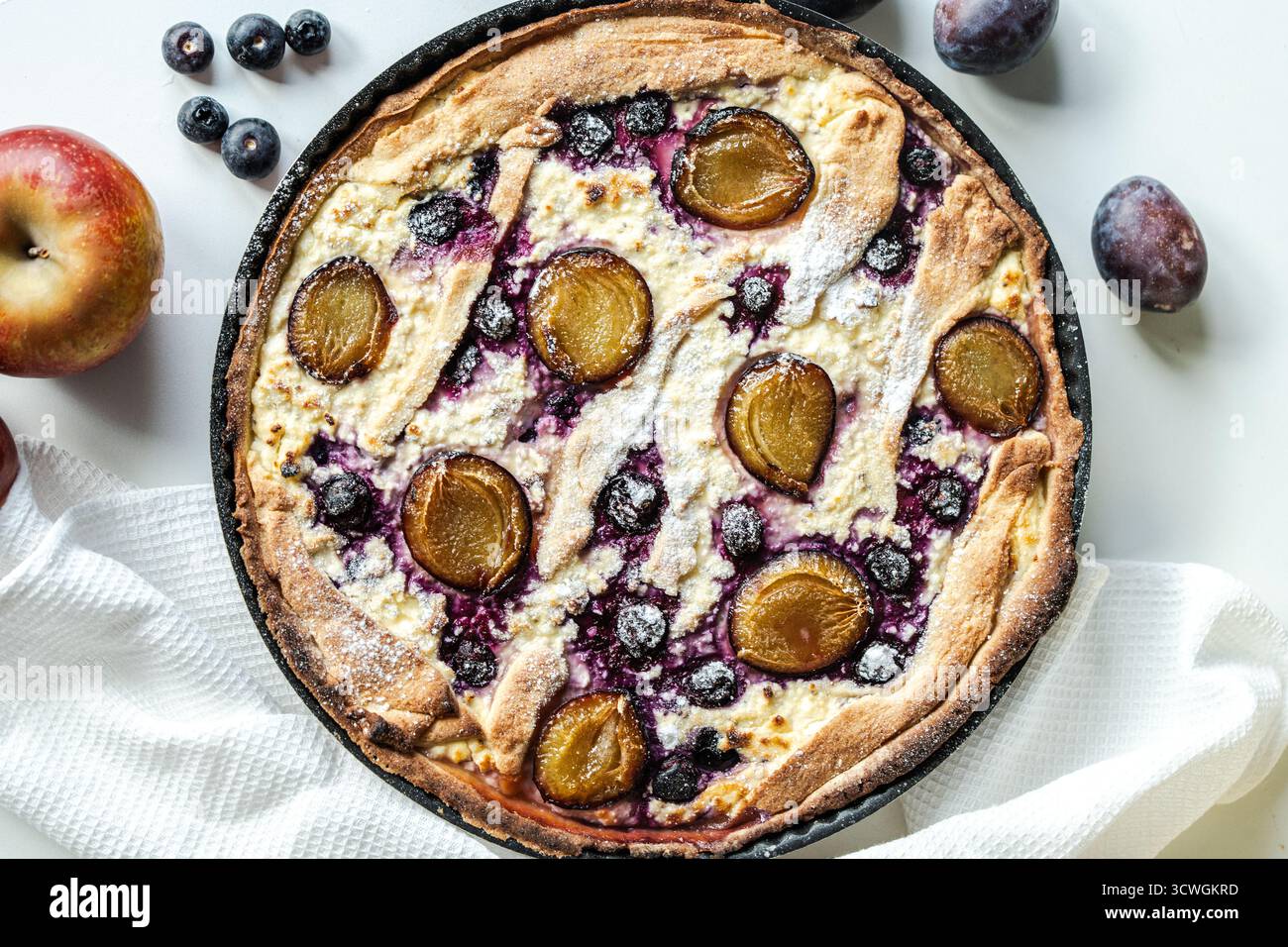 Tarte, quiche ou cheesecake avec fromage cottage, bleuets et pruneaux. Un délicieux et beau petit déjeuner. Vue de dessus. Photo de haute qualité Banque D'Images