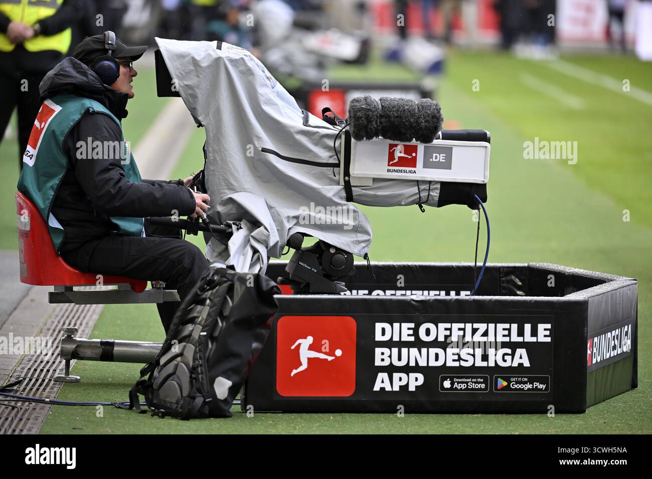 Bundesliga match, caméra TV, logo DIE OFFIZIELLE BUNDESLIGA APP Kameramannm MHPArena, MHP Arena Stuttgart, Bade-Wuerttemberg, Allemagne Banque D'Images