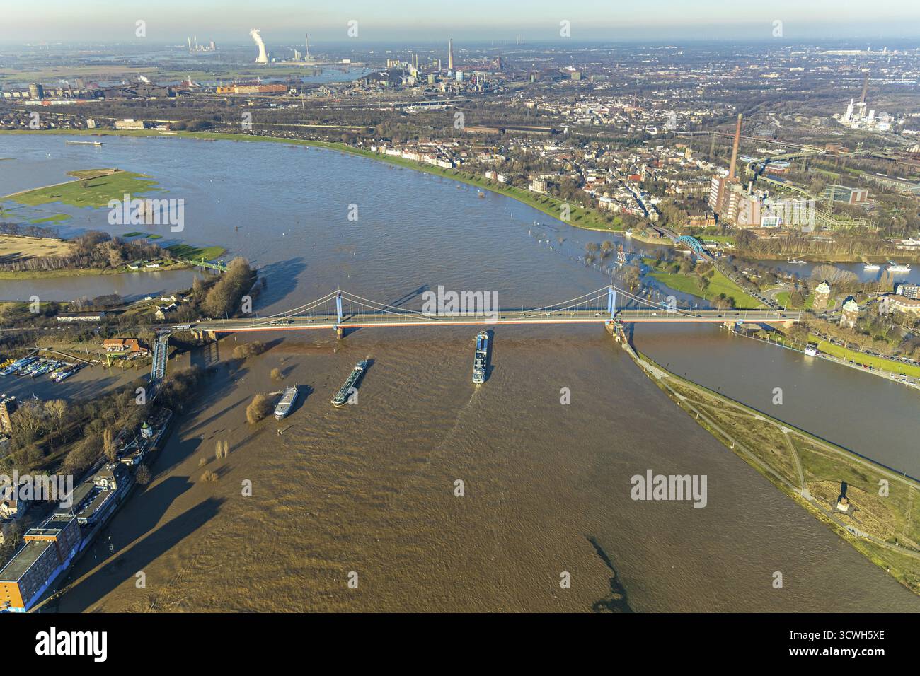Vue aérienne, Rhin près de Duisburg, pont de Neuenkamp. Pont du Rhin, Duisbourg-Homberg, crue sur le Rhin, Duisbourg, région de la Ruhr, Rhénanie du Nord-Westphalie, G. Banque D'Images