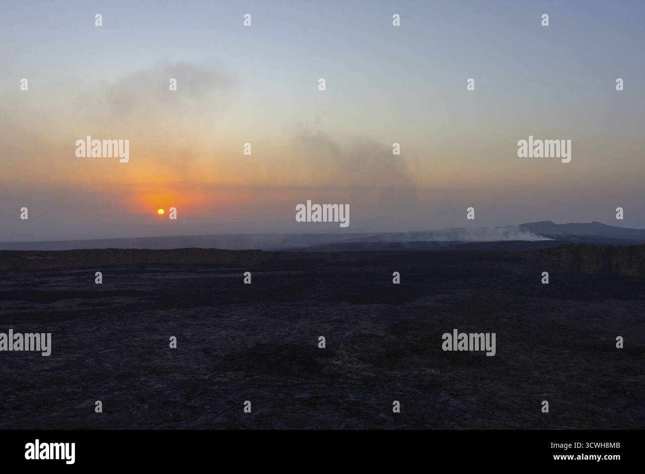 Paysage de lave au lever du soleil au cratère volcanique d'Erta Ale, en Éthiopie Banque D'Images