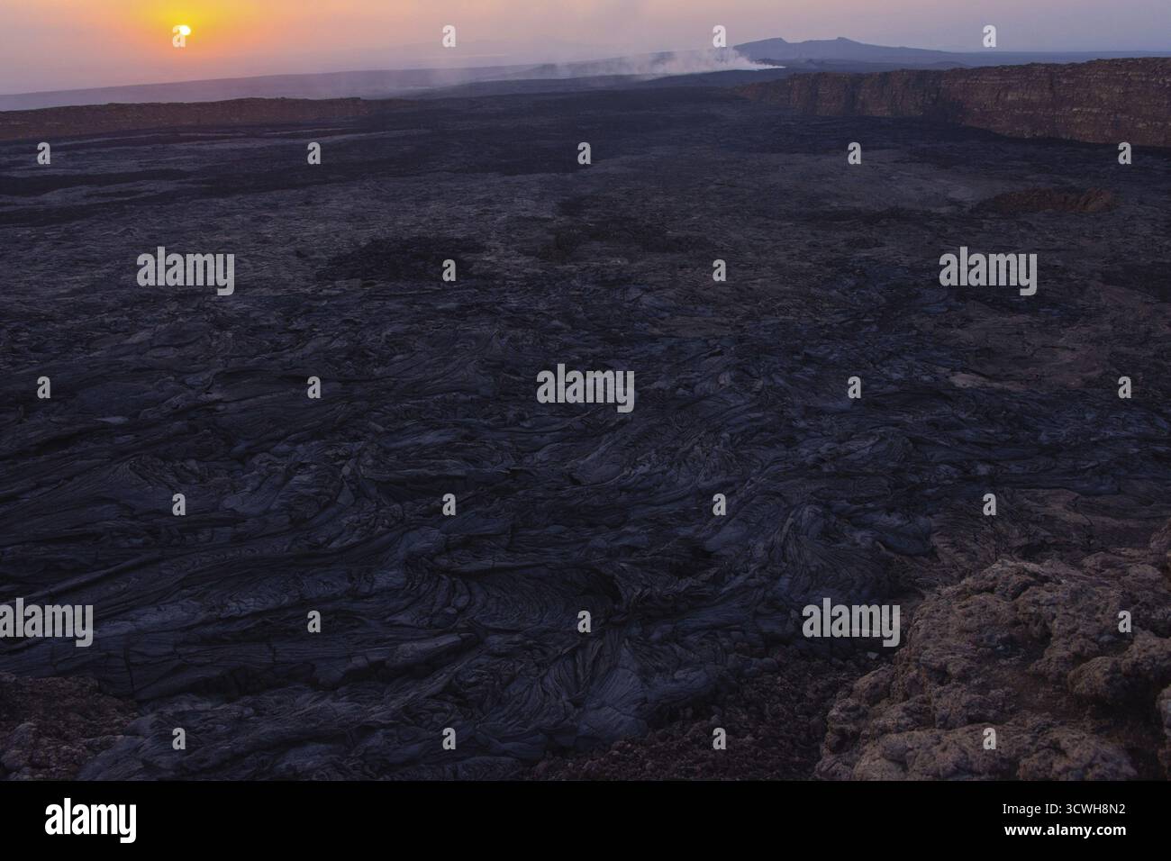 Paysage de lave au lever du soleil au cratère volcanique d'Erta Ale, en Éthiopie Banque D'Images