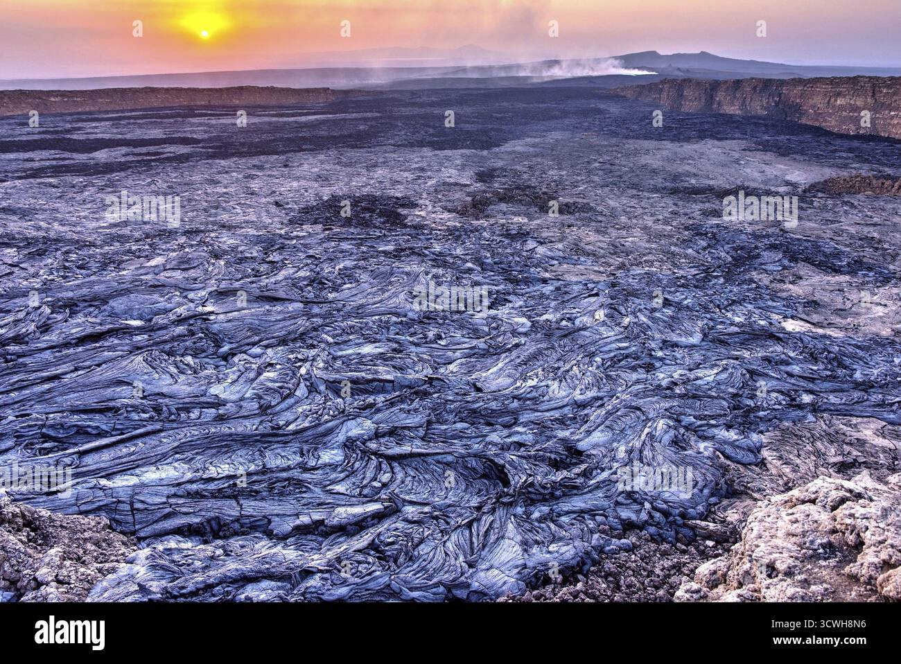 Paysage de lave au lever du soleil au cratère volcanique d'Erta Ale, en Éthiopie Banque D'Images