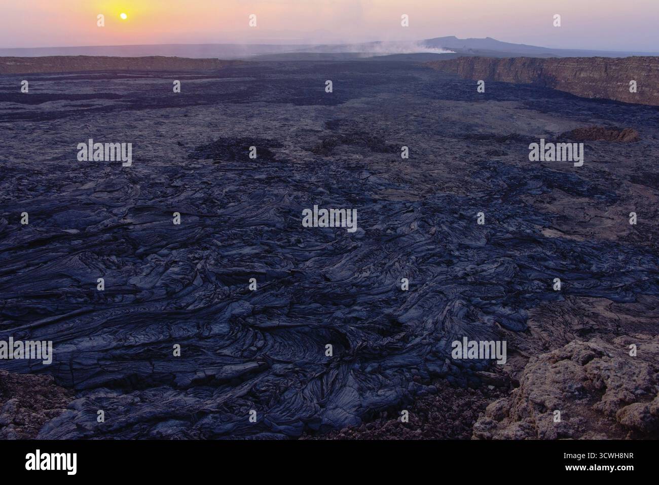 Paysage de lave au lever du soleil au cratère volcanique d'Erta Ale, en Éthiopie Banque D'Images