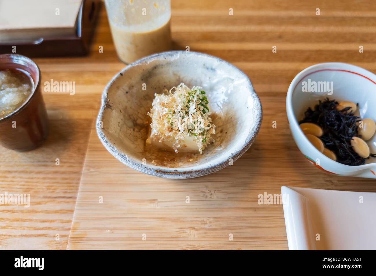 Apéritif japonais traditionnel avec tofu de sésame Goma-dofu et algues Hijiki Banque D'Images