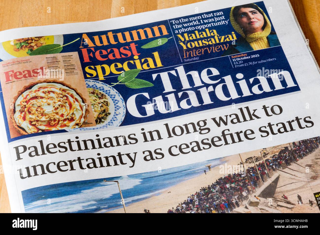 11 octobre 2025. Le titre de la première page du Guardian lit les Palestiniens en longue marche vers l'incertitude alors que le cessez-le-feu commence. Banque D'Images