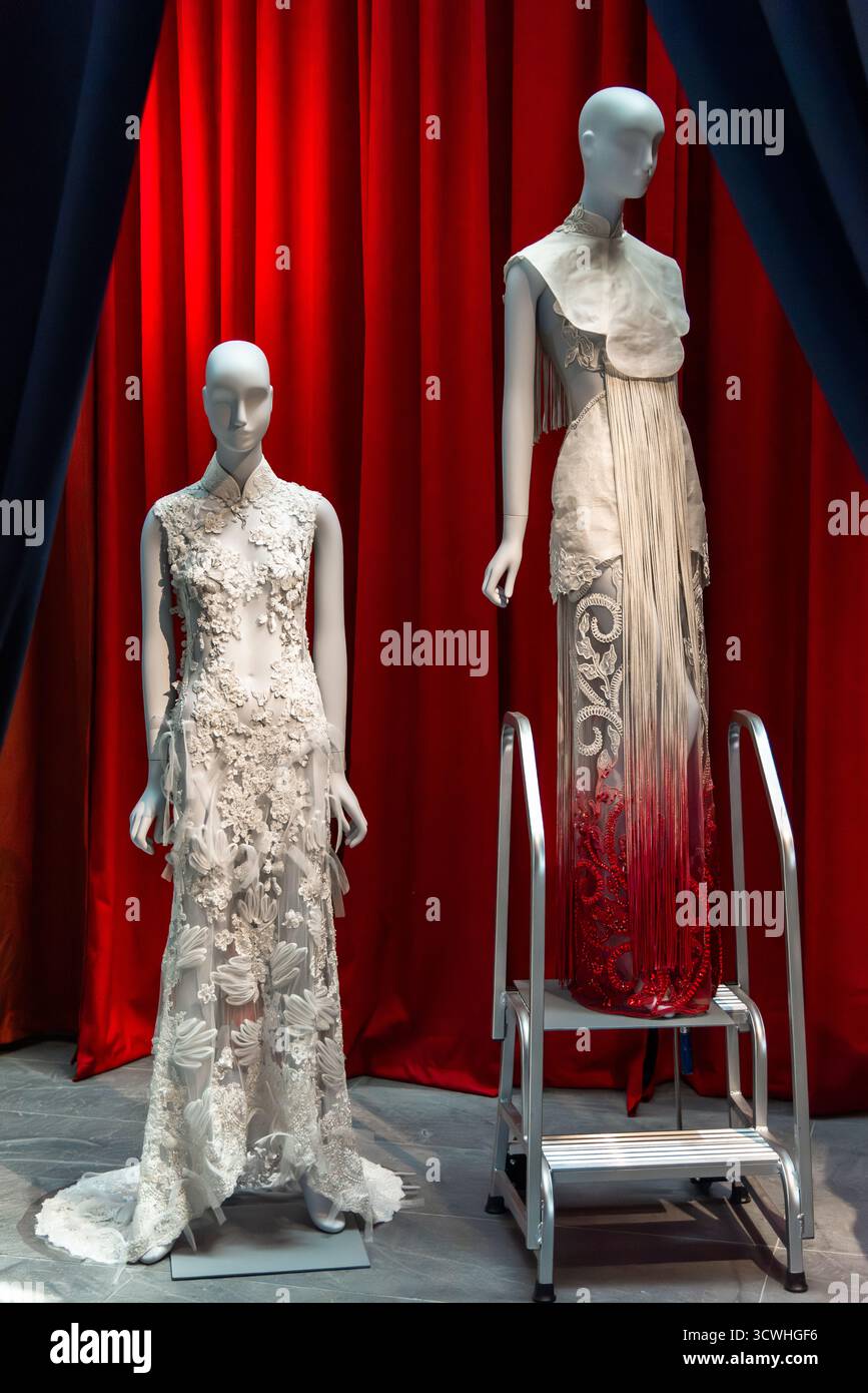 SINGAPOUR - Cheongsam porté par Constance Lau lors de la première de Crazy Rich Asians (2018) au Grauman’s Chinese Theatre au #SGFashionNow. Banque D'Images