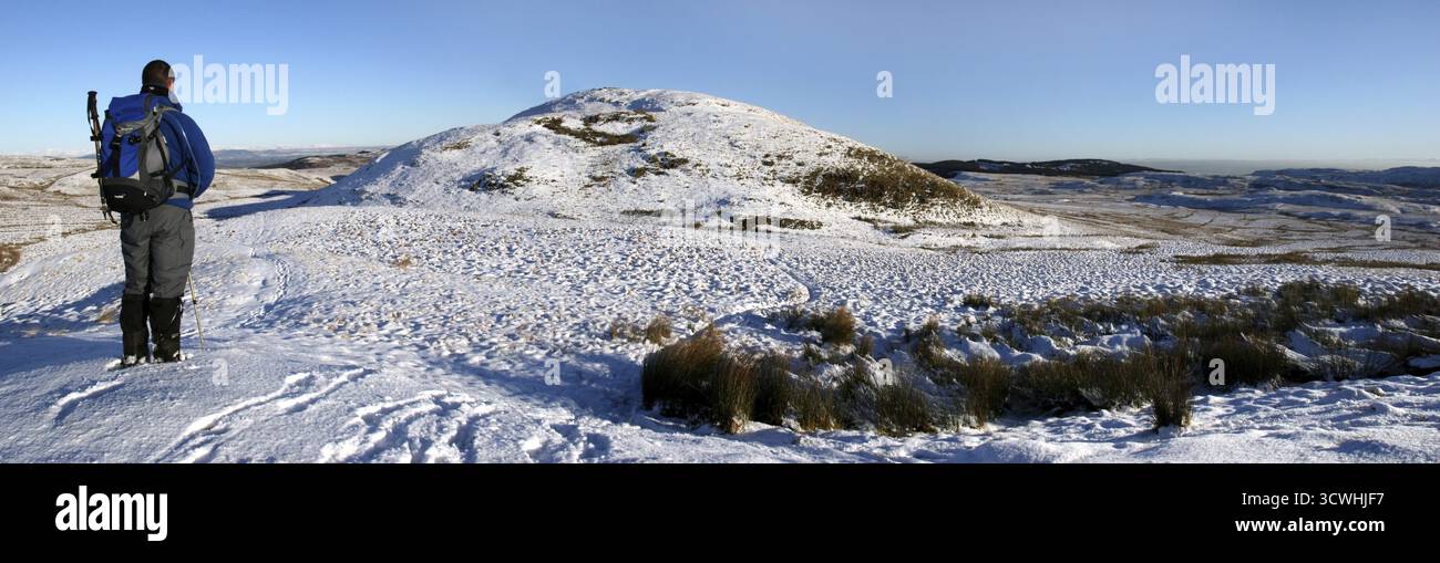Hillwalker regardant n/e à travers les collines Kilpatrick jusqu'aux Campsie Fells en hiver, Écosse, Royaume-Uni Banque D'Images
