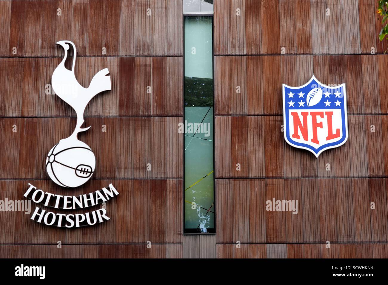Une vue générale de la signalisation sur le côté du stade avant le match international de la NFL au Tottenham Hotspur Stadium, Londres. Date de la photo : dimanche 12 octobre 2025. Banque D'Images