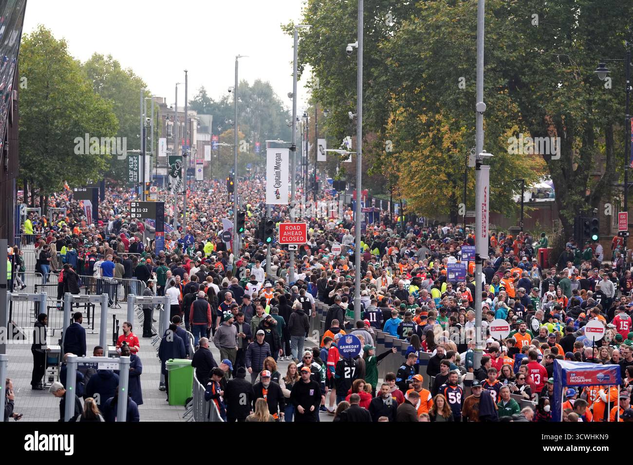 Les supporters arrivent sur le terrain avant le match international de la NFL au Tottenham Hotspur Stadium, à Londres. Date de la photo : dimanche 12 octobre 2025. Banque D'Images
