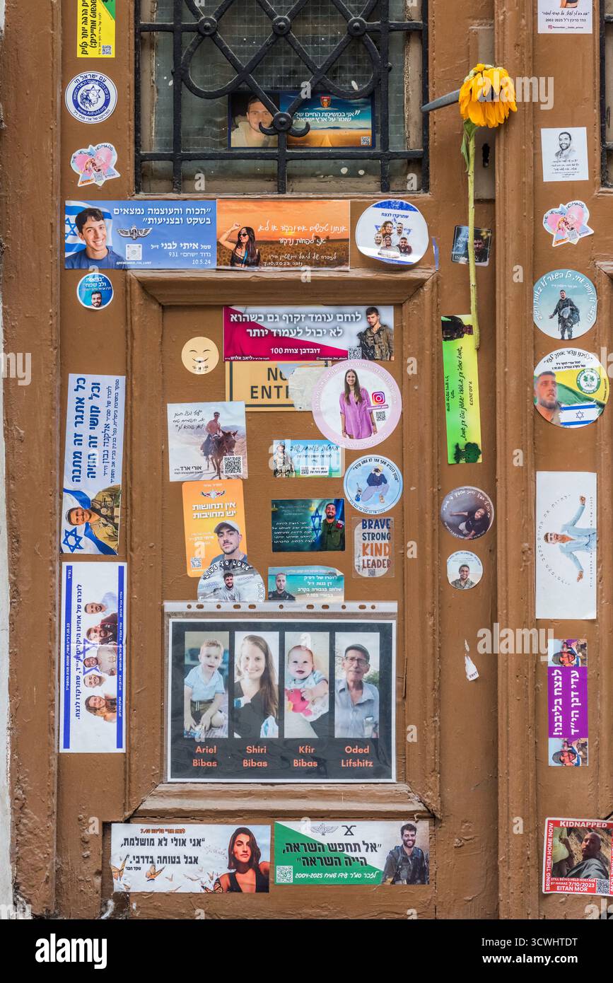 Autocollants représentant des otages israéliens du 7 octobre 2023 sur une porte à Sofia, Bulgarie Banque D'Images