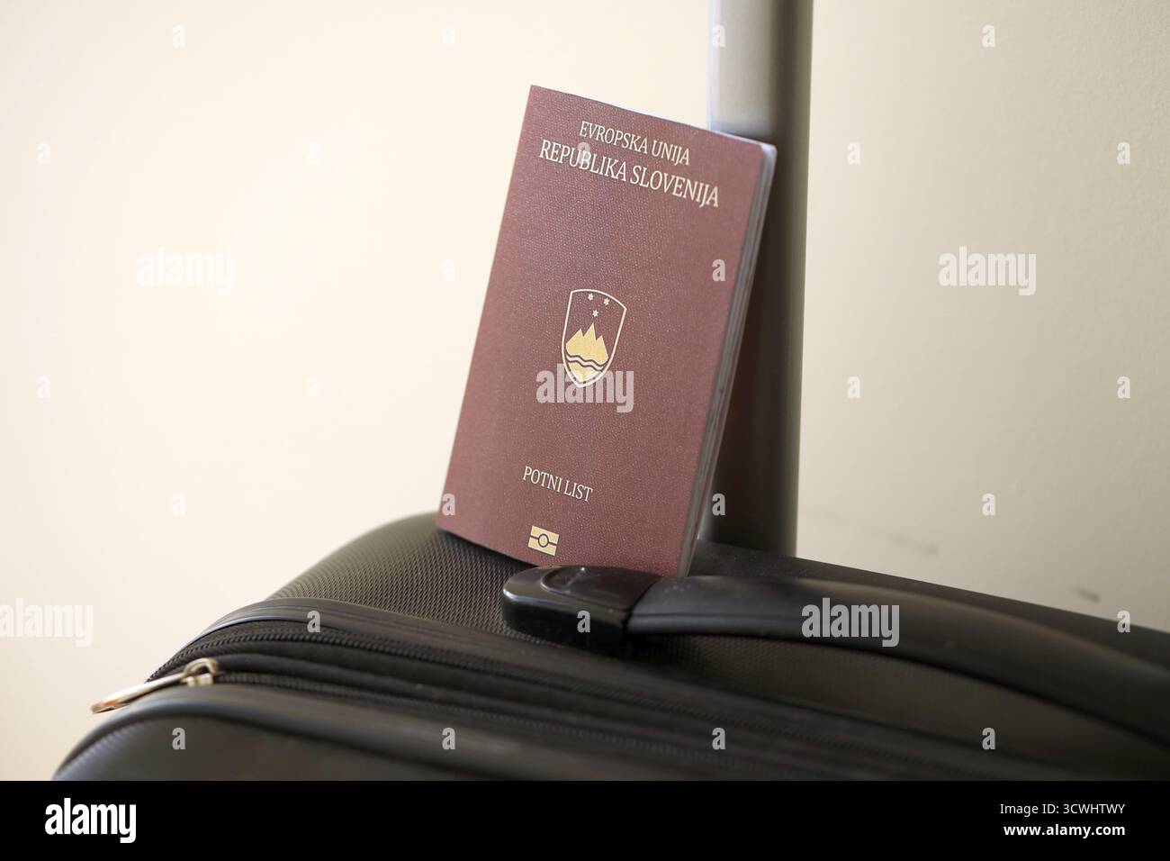 Passeport slovène sur les bagages touristiques dans l'aéroport close up. Voyage et tourisme en Europe concept Banque D'Images