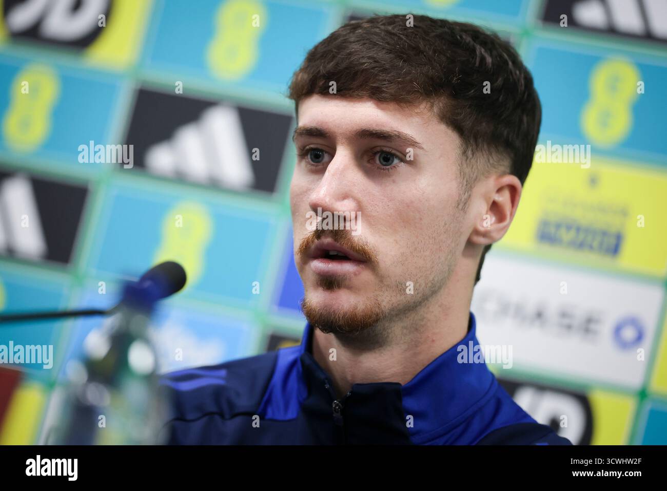 Belfast, Royaume-Uni. 12 octobre 2025. Soccer : équipe nationale, qualification pour la Coupe du monde, avant le match à Belfast, conférence de presse d'Irlande du Nord, Trai Hume (Irlande du Nord) prend la parole. Crédit : Christian Charisius/dpa/Alamy Live News Banque D'Images
