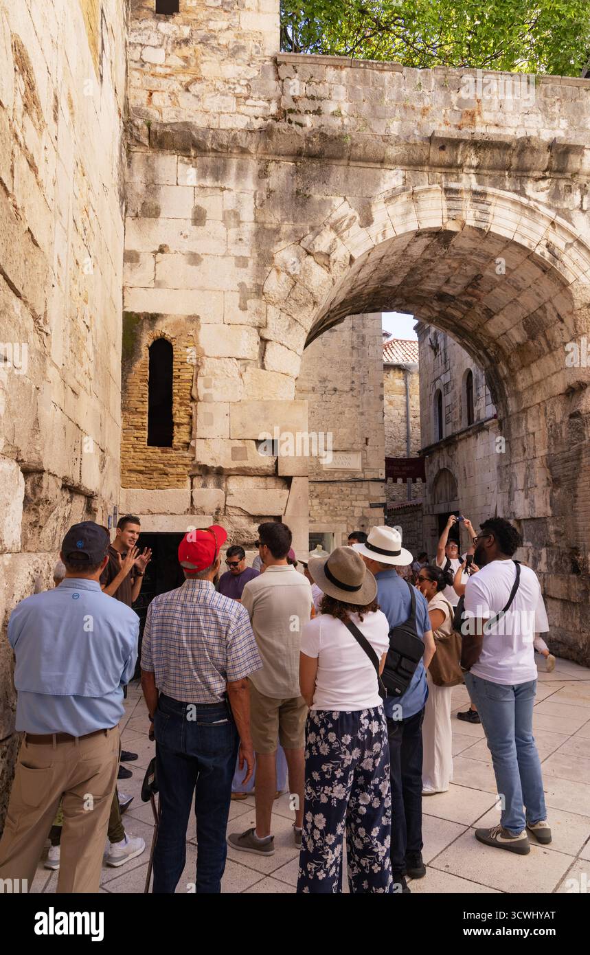 Visite guidée de Split Croatie ; touristes et guide touristique sur une visite des ruines du 3ème siècle du Palais de Dioclétien, Split Croatie voyage, Croatie, Europe. Banque D'Images