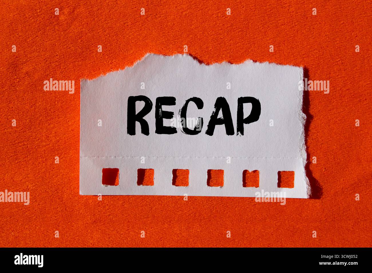 Récapitulatif écrit sur fond de papier déchiré déchiré. Symbole Résumé conceptuel. Copier l'espace. Banque D'Images