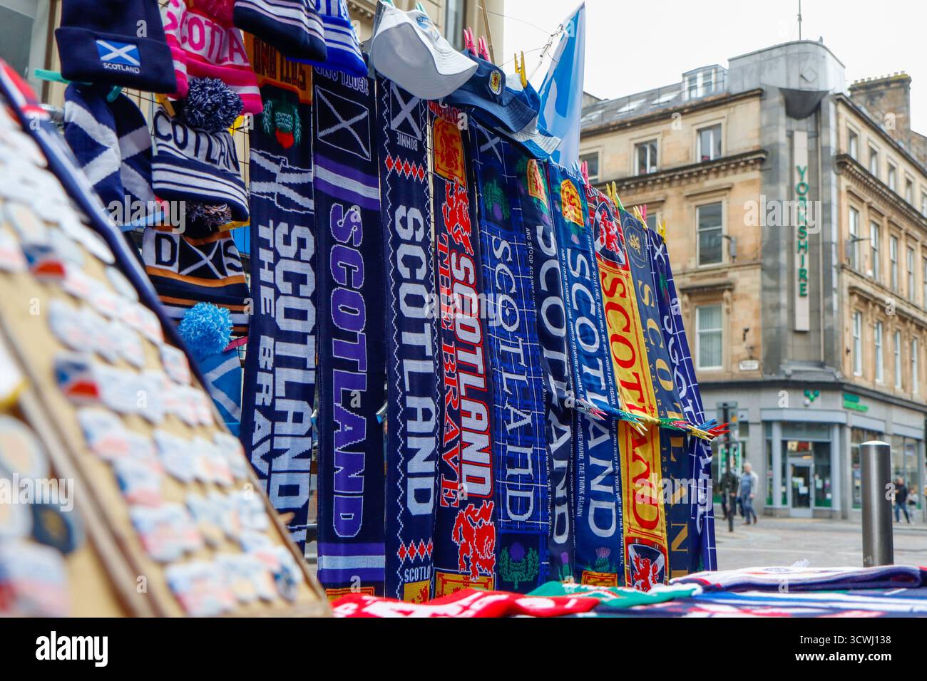 Glasgow, Écosse, Royaume-Uni. 12 octobre 2025. Les supporters écossais à Glasgow avant leur match de qualification pour la Coupe du monde de la FIFA 2026 contre la Biélorussie à Hampden Park. Les supporters vêtus des couleurs de l'équipe ont créé une atmosphère animée dans toute la ville, comme l'anticipation a construit pour la qualification cruciale. Crédit : Jacob Hughes/Alamy Live News Banque D'Images