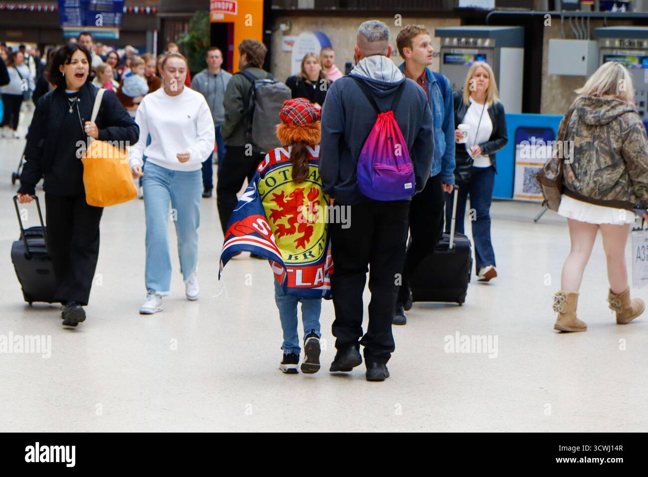 Glasgow, Écosse, Royaume-Uni. 12 octobre 2025. Les supporters écossais à Glasgow avant leur match de qualification pour la Coupe du monde de la FIFA 2026 contre la Biélorussie à Hampden Park. Les supporters vêtus des couleurs de l'équipe ont créé une atmosphère animée dans toute la ville, comme l'anticipation a construit pour la qualification cruciale. Crédit : Jacob Hughes/Alamy Live News Banque D'Images
