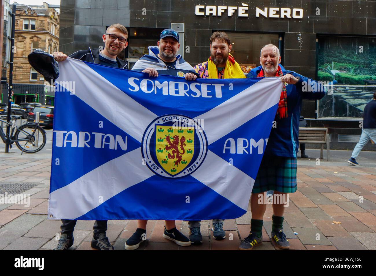 Glasgow, Écosse, Royaume-Uni. 12 octobre 2025. Les supporters écossais à Glasgow avant leur match de qualification pour la Coupe du monde de la FIFA 2026 contre la Biélorussie à Hampden Park. Les supporters vêtus des couleurs de l'équipe ont créé une atmosphère animée dans toute la ville, comme l'anticipation a construit pour la qualification cruciale. Crédit : Jacob Hughes/Alamy Live News Banque D'Images
