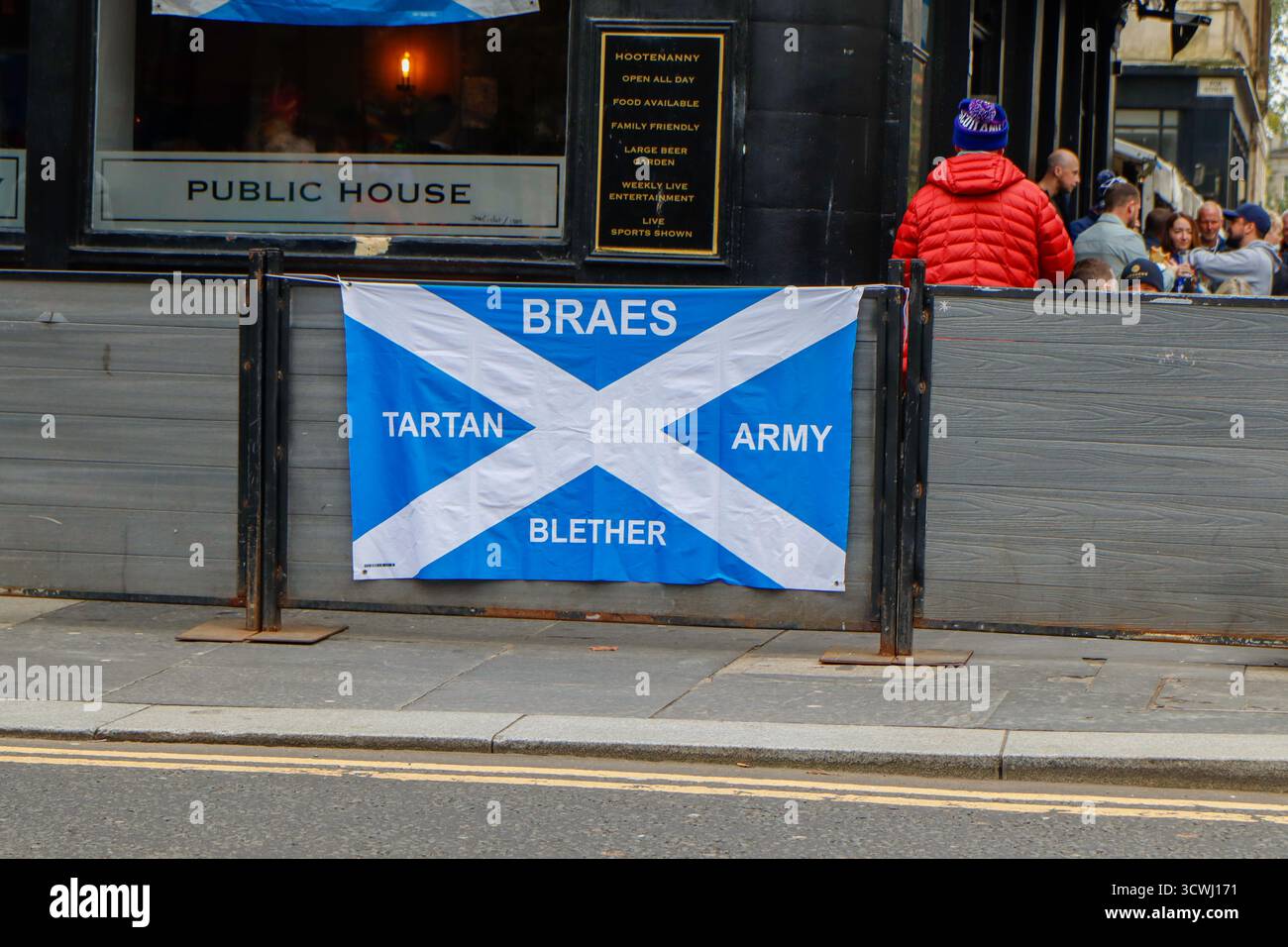 Glasgow, Écosse, Royaume-Uni. 12 octobre 2025. Les supporters écossais à Glasgow avant leur match de qualification pour la Coupe du monde de la FIFA 2026 contre la Biélorussie à Hampden Park. Les supporters vêtus des couleurs de l'équipe ont créé une atmosphère animée dans toute la ville, comme l'anticipation a construit pour la qualification cruciale. Crédit : Jacob Hughes/Alamy Live News Banque D'Images