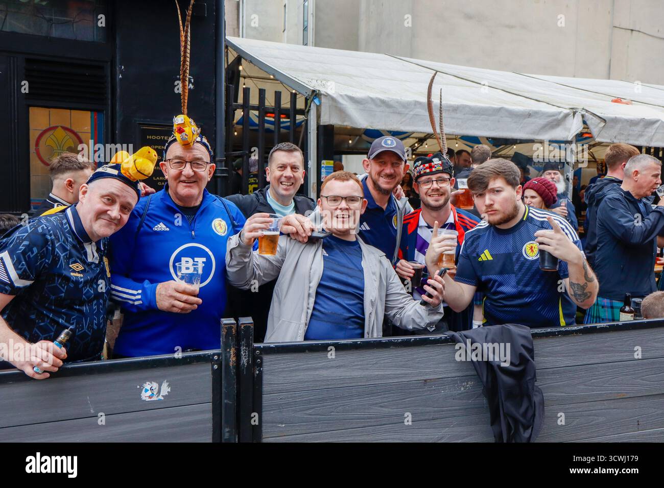 Glasgow, Écosse, Royaume-Uni. 12 octobre 2025. Les supporters écossais à Glasgow avant leur match de qualification pour la Coupe du monde de la FIFA 2026 contre la Biélorussie à Hampden Park. Les supporters vêtus des couleurs de l'équipe ont créé une atmosphère animée dans toute la ville, comme l'anticipation a construit pour la qualification cruciale. Crédit : Jacob Hughes/Alamy Live News Banque D'Images