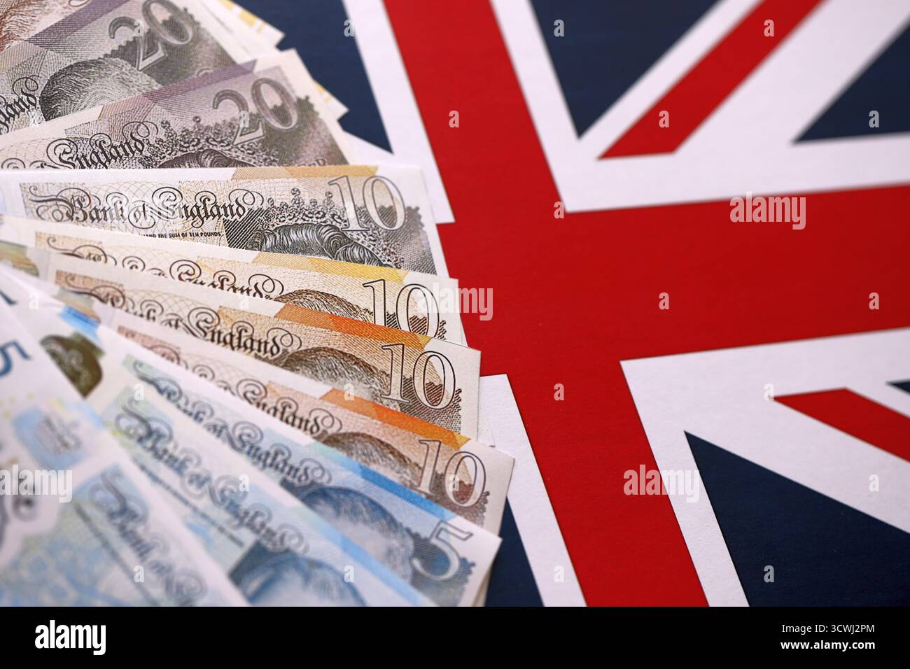 KIEV, UKRAINE - 17 SEPTEMBRE 2025 grosse quantité de billets de la livre britannique sur le drapeau de l'Union Jack Fermer Banque D'Images