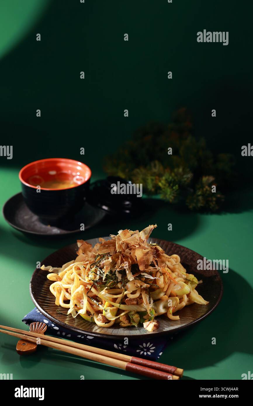 Nouilles Udon sautées au bœuf aux échalotes Banque D'Images