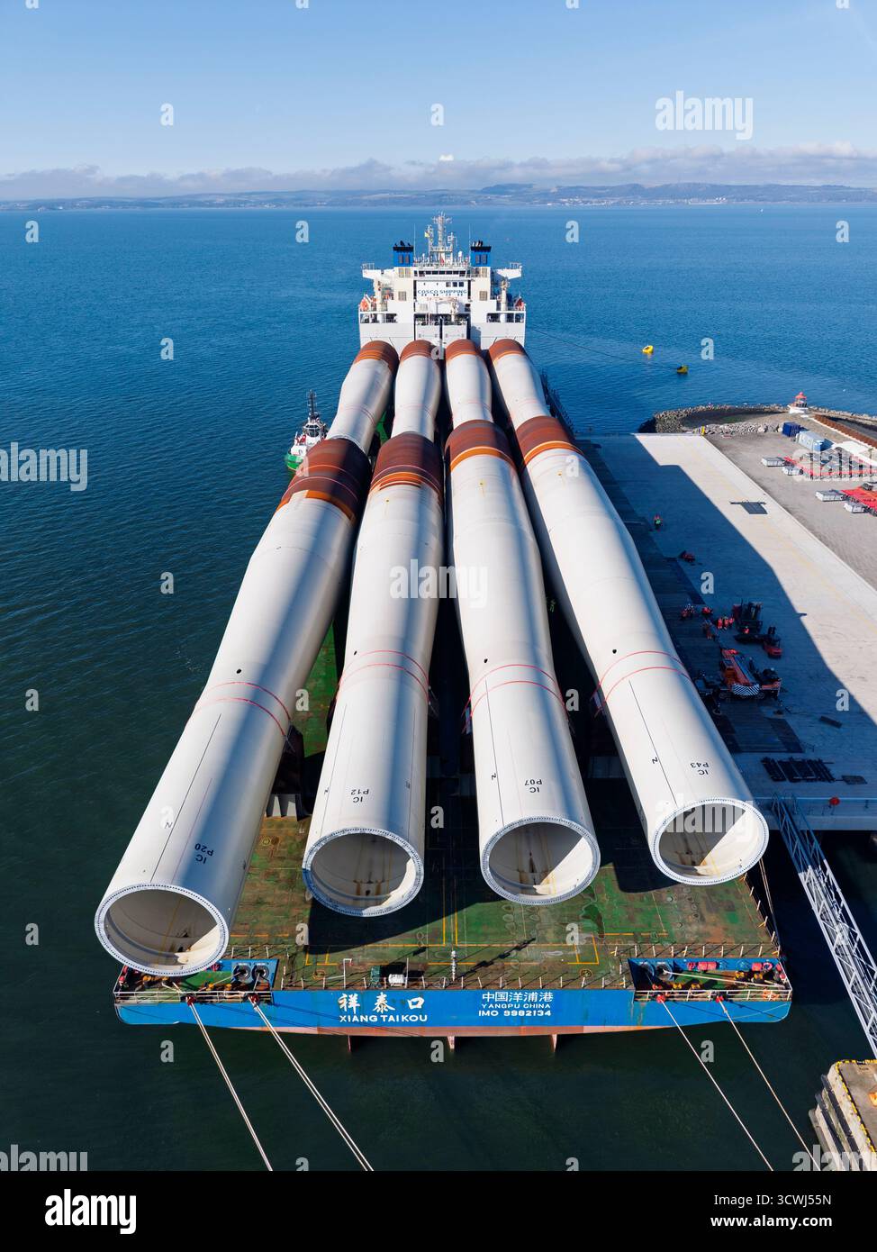 Édimbourg, Écosse, Royaume-Uni. 12 octobre 2025. Le navire semi-submersible chinois Xiang Tai Kou , exploité par COSCO, livre huit fondations monopiles d'éoliennes au port de Leith pour le projet de parc éolien offshore de Inch Cape dans la mer du Nord au large d'Angus. Les fondations ont été fabriquées par Dajin Offshore Heavy Industries à Qinzhou en Chine. Le parc éolien comptera 72 turbines et est l’un des plus grands parcs éoliens offshore d’Écosse. Iain Masterton/Alamy Live News. Banque D'Images