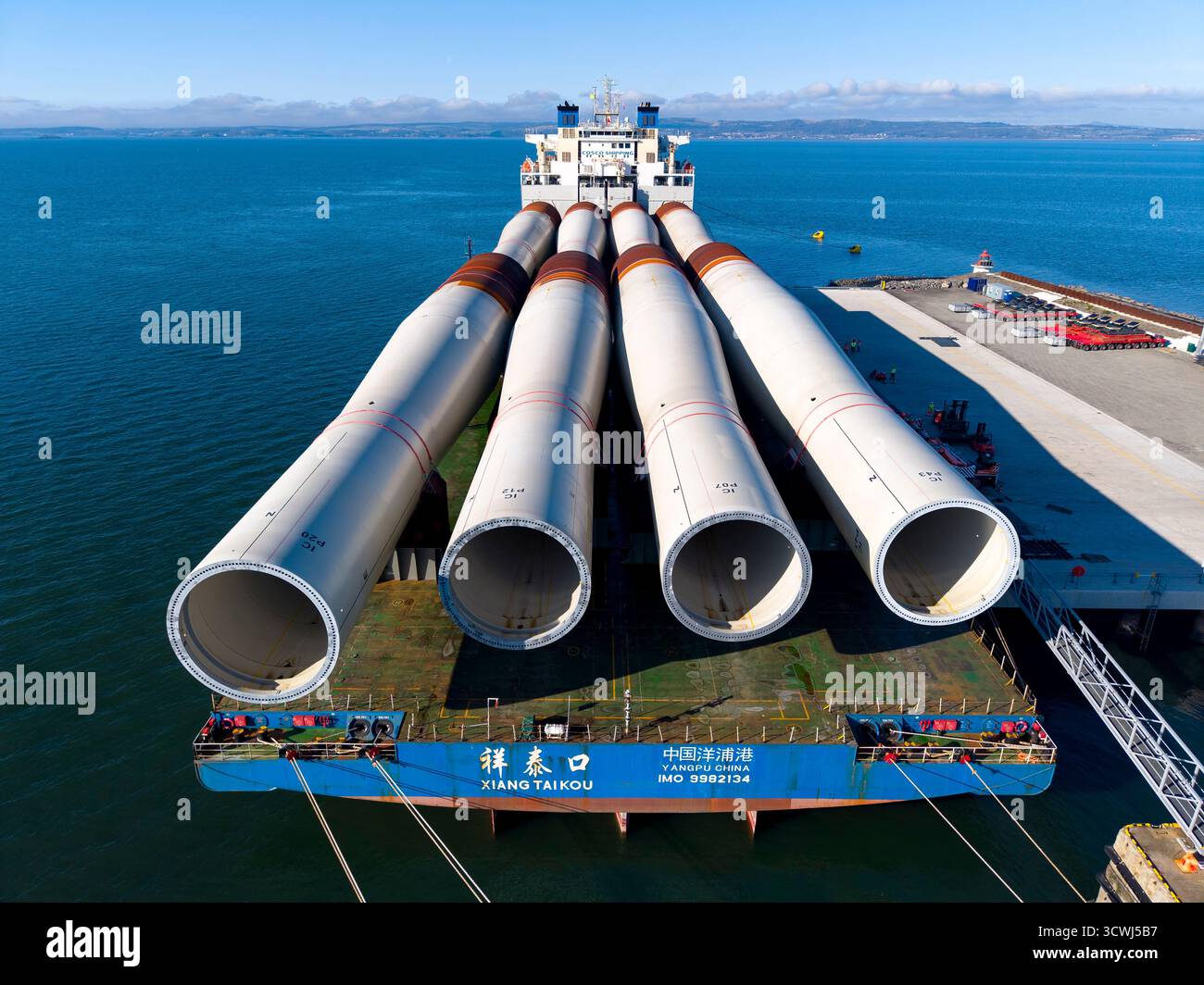 Édimbourg, Écosse, Royaume-Uni. 12 octobre 2025. Le navire semi-submersible chinois Xiang Tai Kou , exploité par COSCO, livre huit fondations monopiles d'éoliennes au port de Leith pour le projet de parc éolien offshore de Inch Cape dans la mer du Nord au large d'Angus. Les fondations ont été fabriquées par Dajin Offshore Heavy Industries à Qinzhou en Chine. Le parc éolien comptera 72 turbines et est l’un des plus grands parcs éoliens offshore d’Écosse. Iain Masterton/Alamy Live News. Banque D'Images