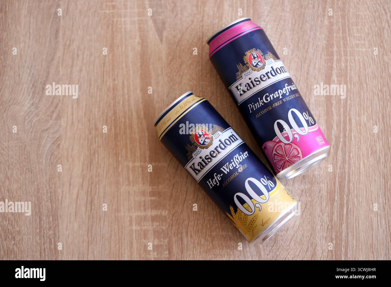 KIEV, UKRAINE - 21 SEPTEMBRE 2025 Kaiserdom canettes de bière sans alcool allemandes sur la table close up Banque D'Images