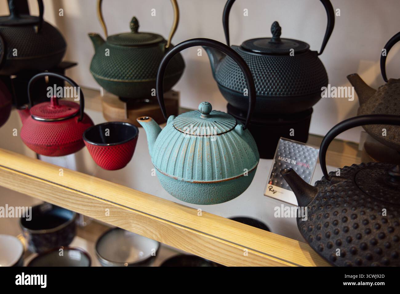 Théières japonaises tetsubin en fonte (TeeGschwendner, Cologne, Allemagne) Banque D'Images