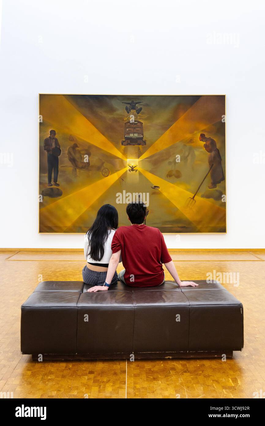 Homme et femme regardant 'la gare de Perpignan' (1965) peinture de Salvador Dali, Musée Ludwig, Cologne, Allemagne Banque D'Images Homme et femme regardant 'la gare de Perpignan' (1965) peinture de Salvador Dali, Musée Ludwig, Cologne, Allemagne Banque D'Images