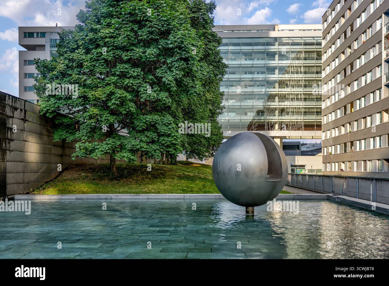 Sculpture sphérique en acier inoxydable de l'artiste Herbert Bayer, située en face de la Tour Andromède à Donau City, Vienne. Banque D'Images